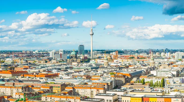 Blick auf Berlin, mit dem Fernsehturm in der Mitte des Bildes.