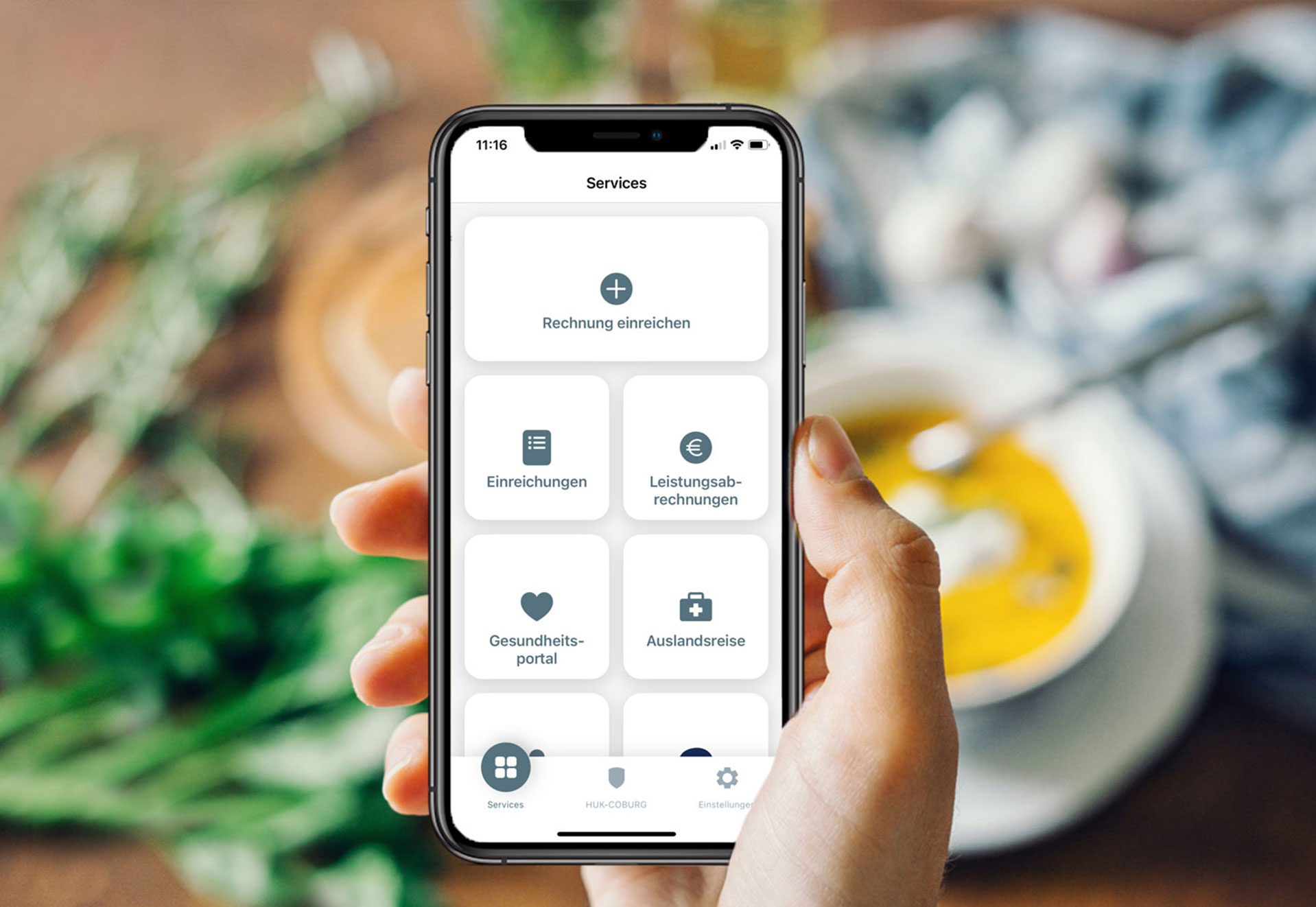 Smartphone mit einem Screen der HUK-App Meine Gesundheit