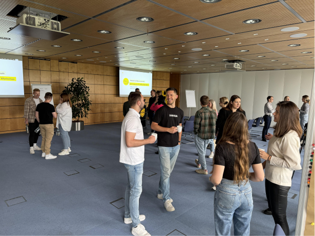 Menschengruppe in Konferenzsaal