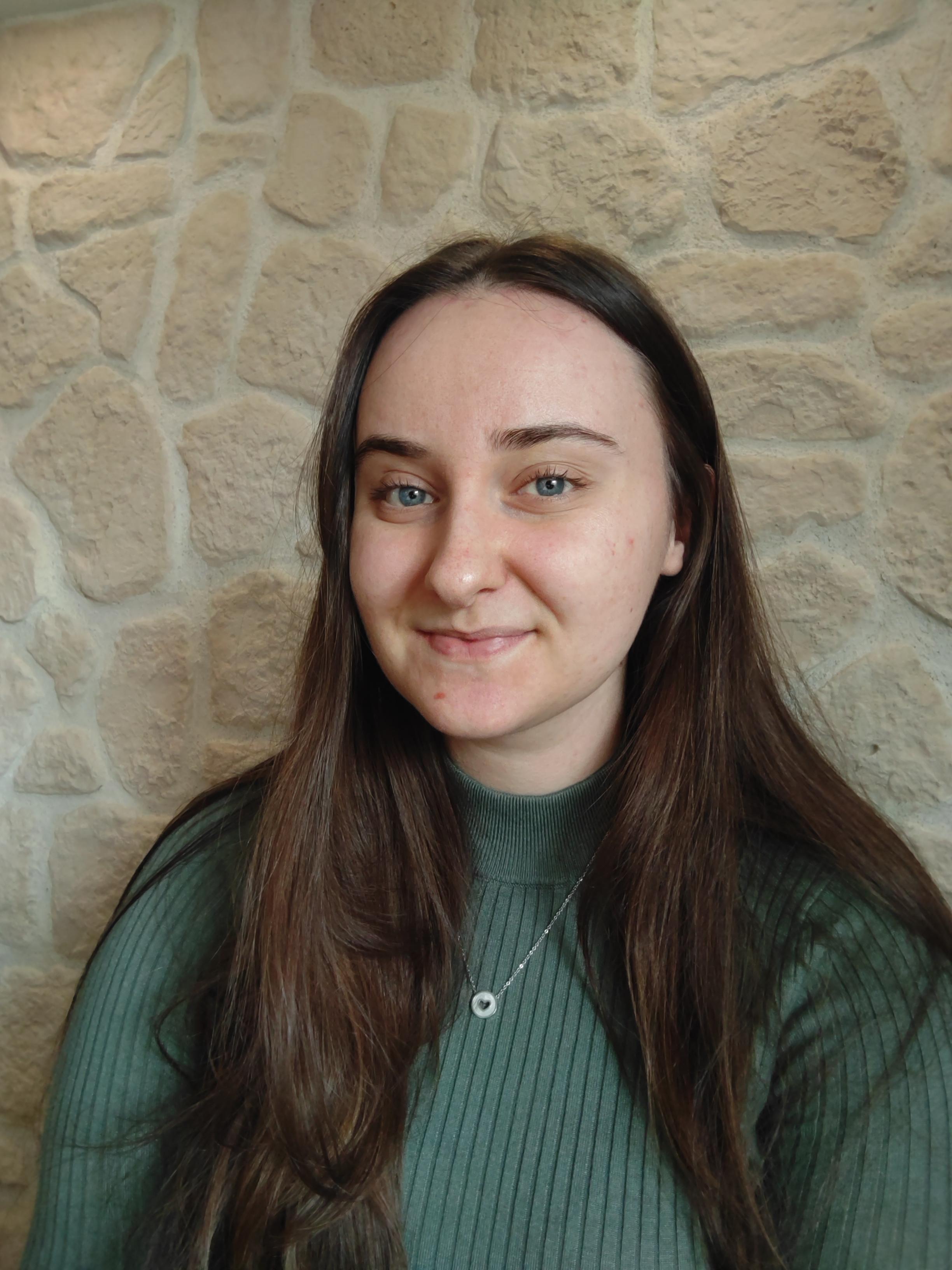 Alena vor einer Steinwand