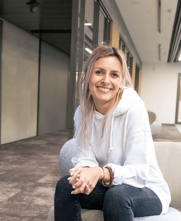 Annika sitzt auf einem Hocker