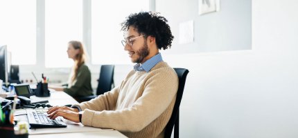 Mann im Büro am Rechner