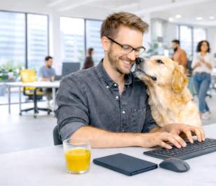 Zwei Personen stehen an einem hohen runden Tisch und unterhalten sich bei Kaffee. Jede hält einen Hund an der Leine: links ein kleiner, hellbraun-weißer Hund, rechts ein größerer brauner Hund, der sitzt. 