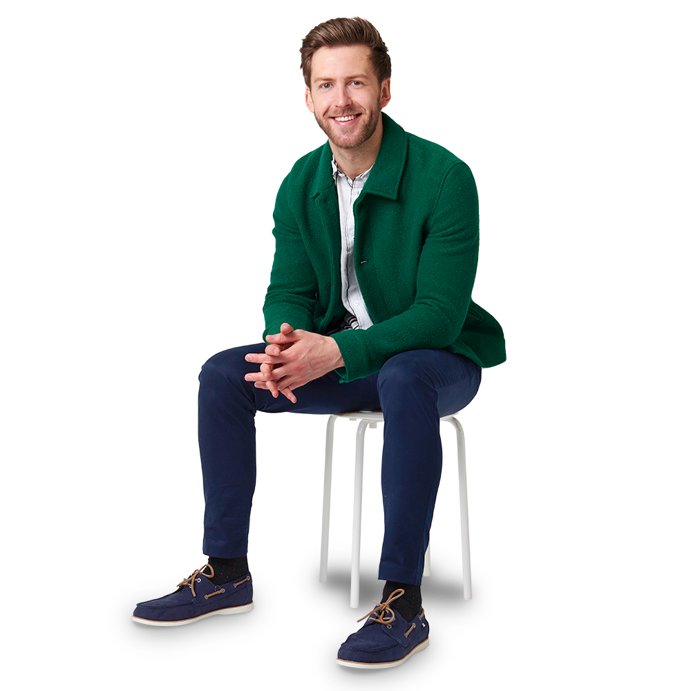 Eine Person sitzt auf einem Stuhl