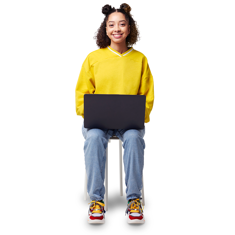 Mitarbeiterin mit einem Laptop auf dem Schoß.