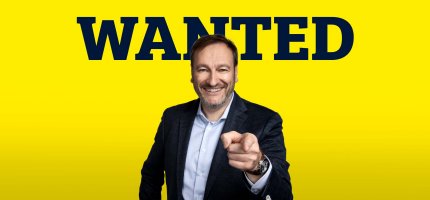 Gregor Held vor dem Schriftzug: Wanted