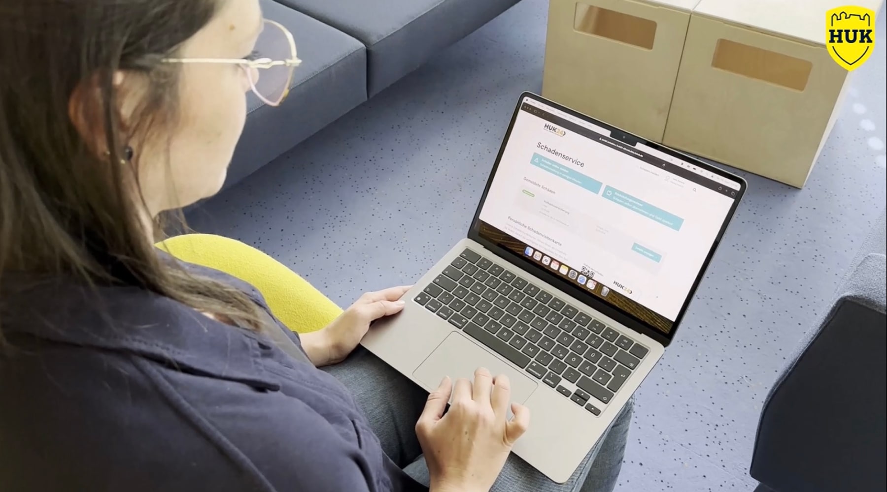 Mitarbeiterin schaut auf ihren Laptop