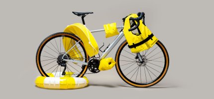 Ein Fahrrad mit Schwimmflügeln, Rettungsring und Rettungsweste.