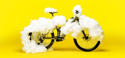 Ein Fahrrad in Watte gepackt.