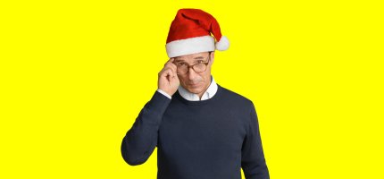 Herr Möller hat eine Weihnachtsmütze auf und schaut über seine Brille