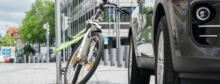 Fahrrad an einen Mast gekettet