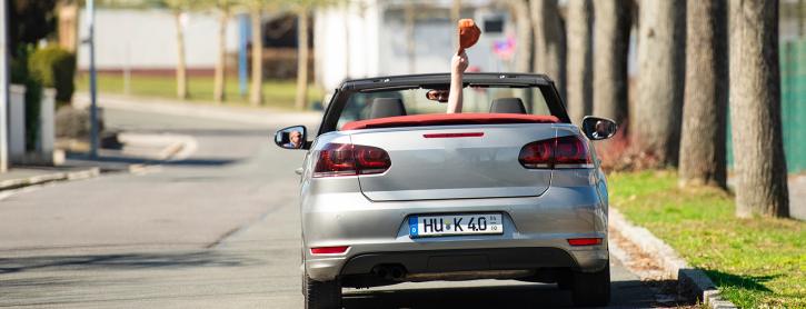 Cabrio mit Saisonkennzeichen