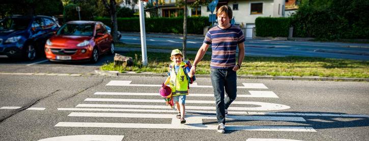 Mutter mit Kind auf Zebrastreifen / Fußgängerüberweg