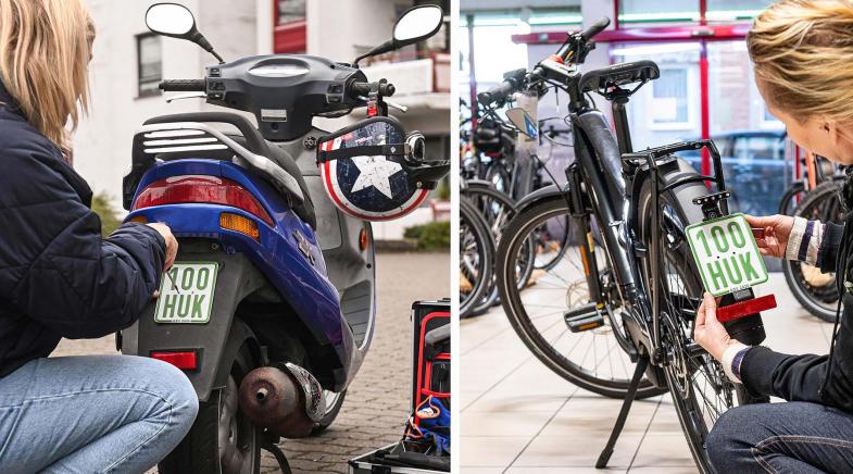 Zweigeteiltes Bild: Frau befestigt ein schwarzes Versicherungskennzeichen an ihrem Roller und an ihrem E-Bike