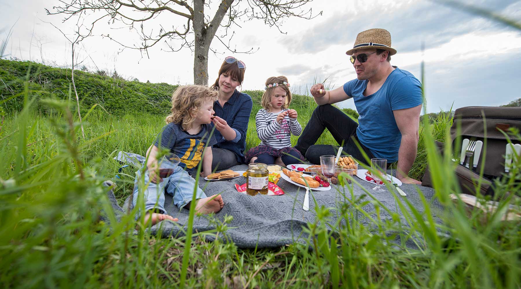 Familie mach ein Picknick in auf der Wiese