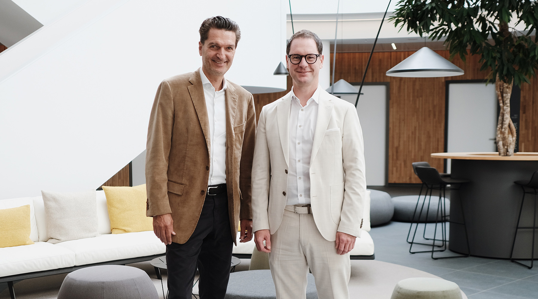Stefan Hoechbauer, General Manager AWS Deutschland und Daniel Thomas, Vorstandsmitglied der HUK-COBURG, freuen sich über den Ausbau der Zusammenarbeit. 