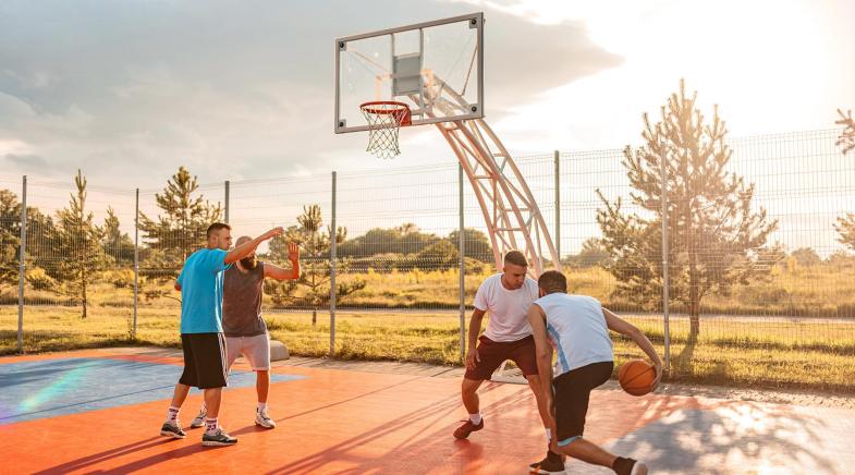 Kollegen spielen Basketball