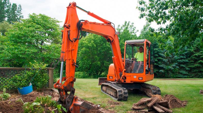 Bagger im Garten