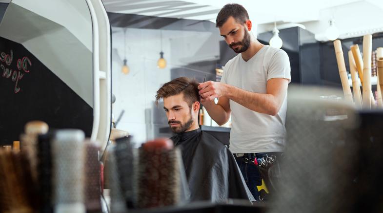 Kunde beim Friseur