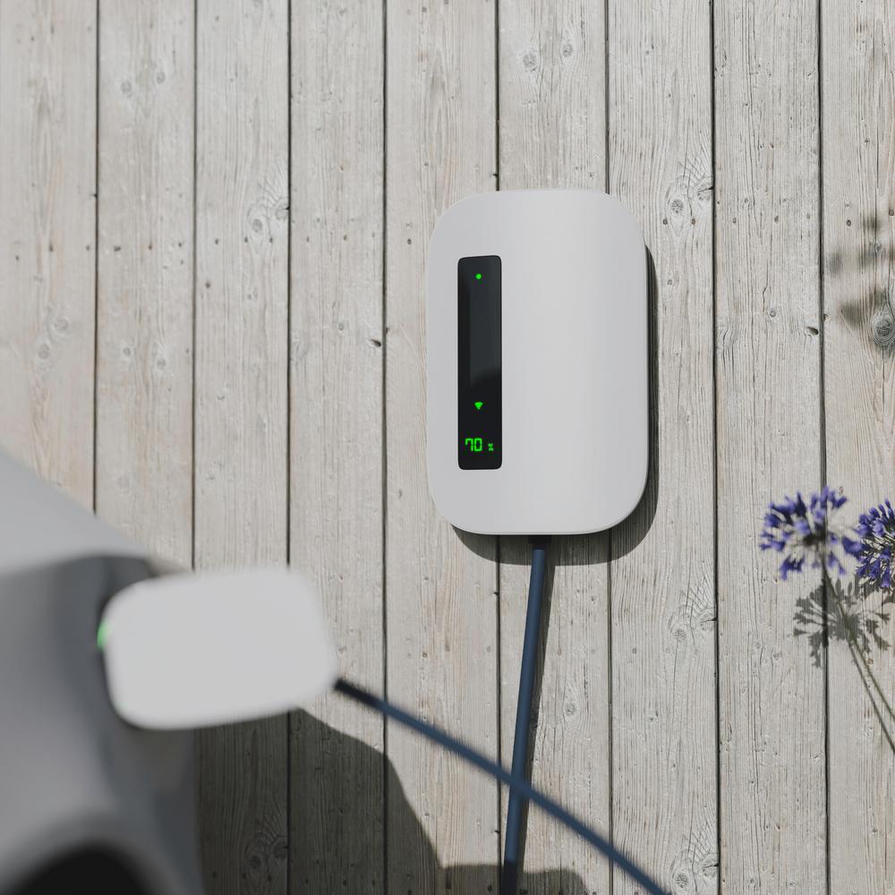 Das Ladegerät für Elektrofahrzeuge zeigt an, dass die Batterie bei einer Heimladestation zu 70 % aufgeladen ist.