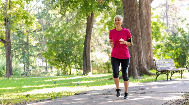 Eine Frau beim joggen im Park