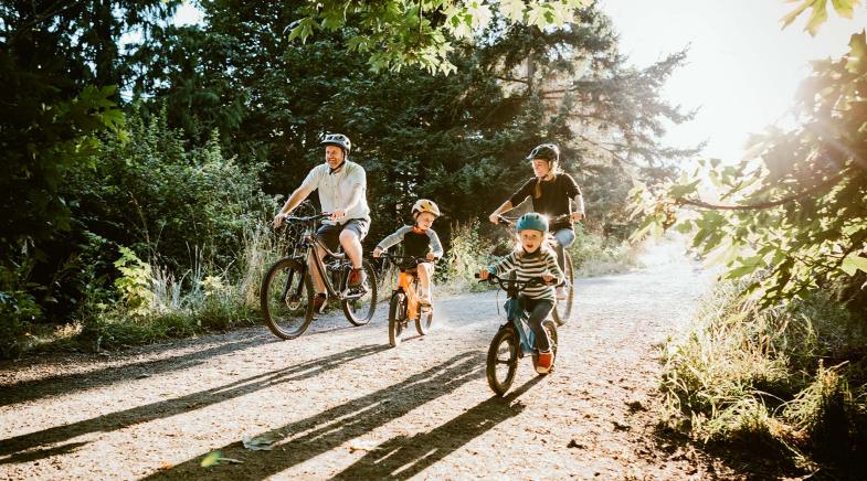 Familie fährt mit dem Rad