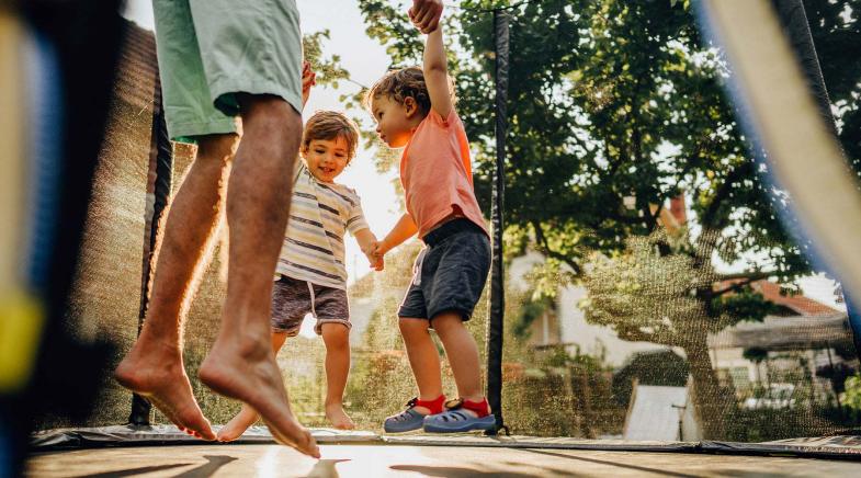 Kinder auf dem Trampolin