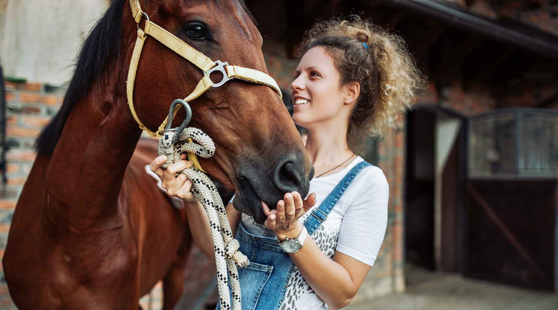 Frau mit Pferd