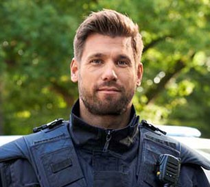 Ein Polizeibeamter in Uniform.