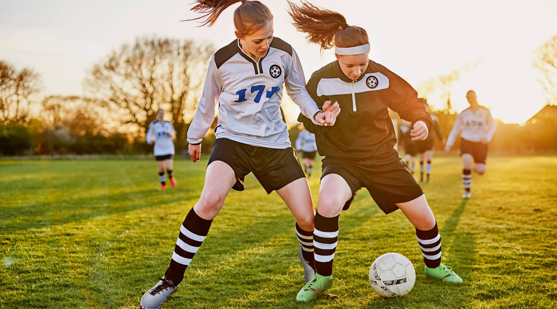 Mädchen beim Fußball spielen