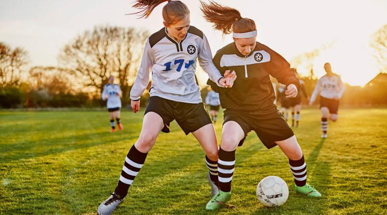 Freunde spielen Fußball