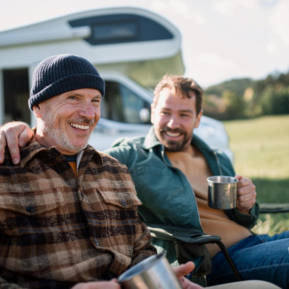 Vater und Sohn beim  Campen