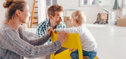 Familie sitzt auf Terrasse