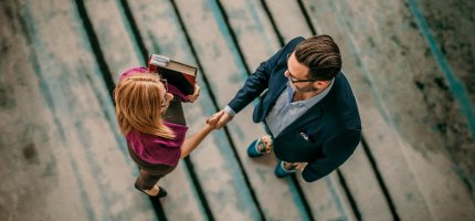 Mann und Frau geben sich die Hand