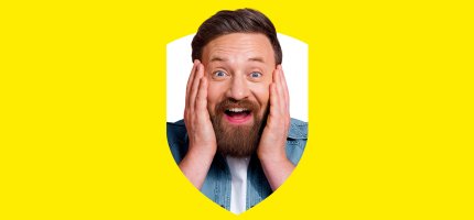 Ein junger Mann schaut überrascht und hält beide Hände an sein Gesicht. Der junge Mann ist im HUK-Logo abgebildet, der Hintergrund ist gelb.