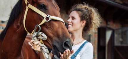 Frau mit Pferd