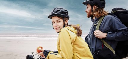 Pärchen beim Fahrradfahren im Wald