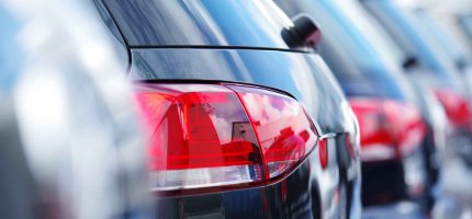 Eine Reihe von Auto-Hecks.