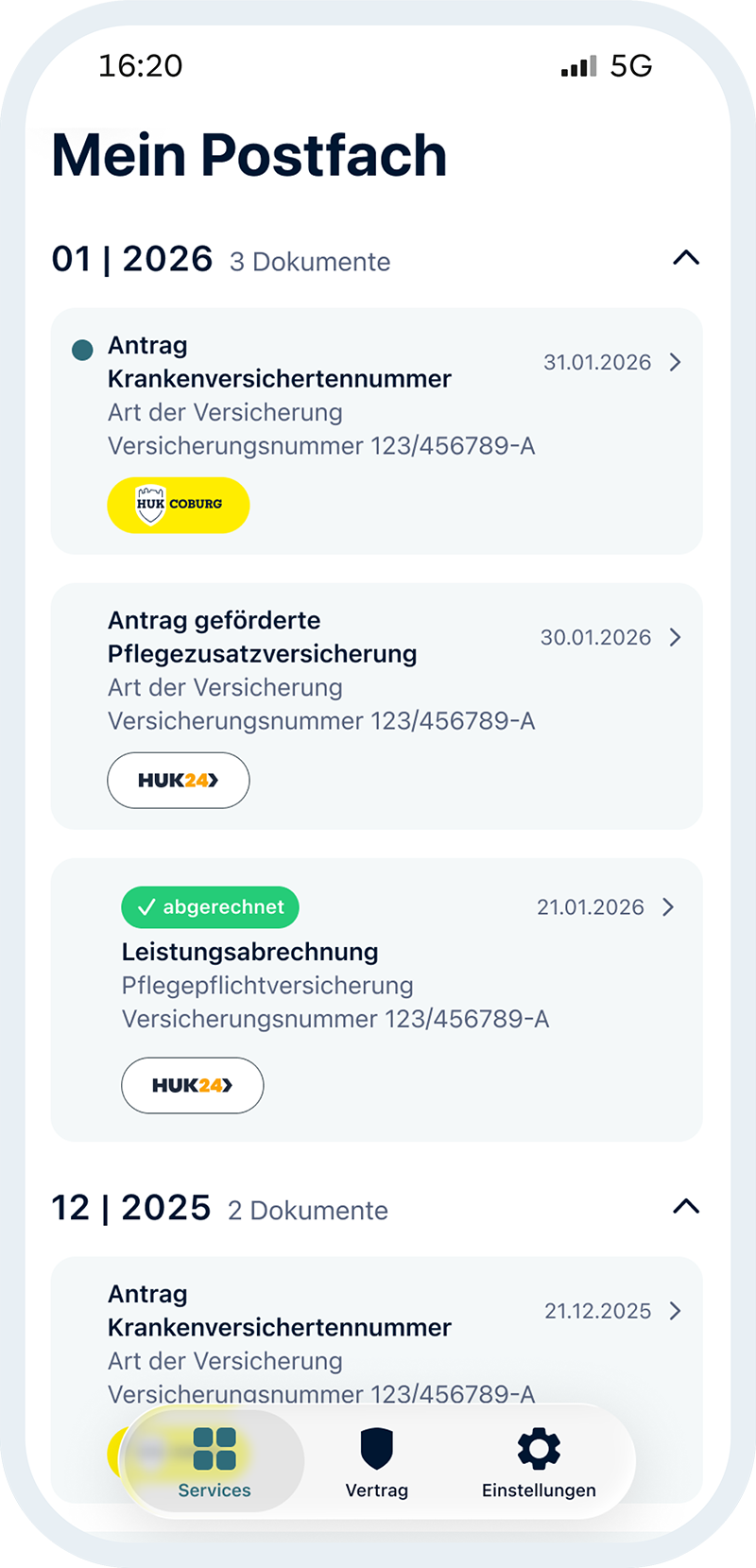 Smartphone-App zeigt Mein Postfach: In 01/2026 Antrag Krankenversichertennummer, Antrag geförderte Pflegezusatzversicherung, Leistungsabrechnung. In 12/2025 Antrag Krankenversichertennummer.