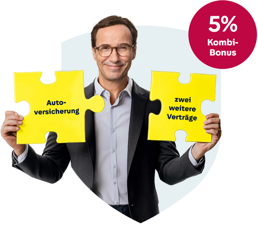 Das HUK-Testimonial Herr Möller präsentiert den HUK Kombi-Bonus. In seinen Händen hält er zwei Puzzleteile. Auf dem linken Teil steht Autoversicherung und auf dem rechten Teil steht zwei weitere Verträge. Kombiniert bedeutet dies einen Bonus von 5% in der Autoversicherung.