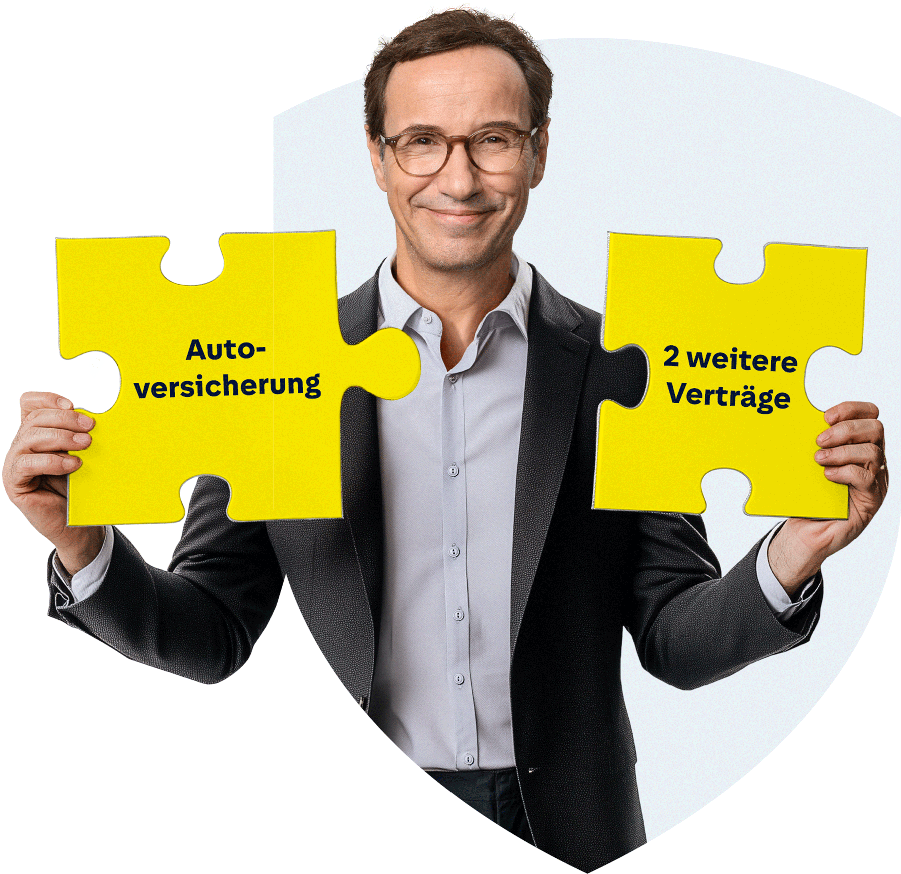 Das HUK-Testimonial Herr Möller präsentiert den HUK Kombi-Bonus. In seinen Händen hält er zwei Puzzleteile. Auf dem linken Teil steht Autoversicherung und auf dem rechten Teil steht zwei weitere Verträge. Kombiniert bedeutet dies einen Bonus von 5% in der Autoversicherung.