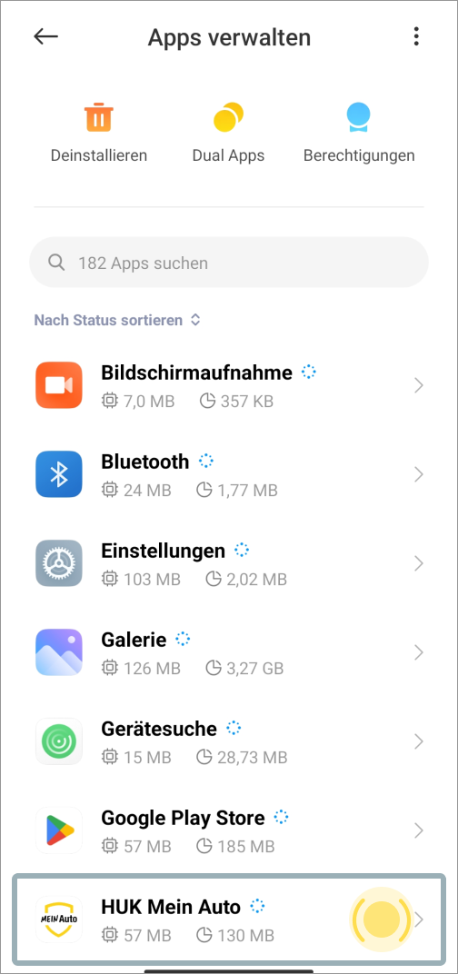 Ein Screenshot der Android-Einstellungen zu Apps verwalten. Die HUK Mein Auto App ist hervorgehoben. Diese Hervorhebung soll der Nutzer klicken.