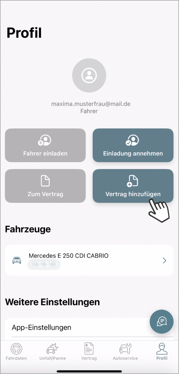 Das Bild zeigt die Profilseite. Oben ist eine Benutzer-E-Mail-Adresse angegeben, gefolgt von verschiedenen Optionen: Fahrer einladen, Einladung annehmen, Zum Vertrag und Vertrag hinzufügen. Der Button Vertrag hinzufügen ist hervorgehoben und wird von einem Cursor angeklickt. Darunter sind Informationen zu Fahrzeugen, sowie weitere Einstellungen und Navigationsoptionen am unteren Bildschirmrand sichtbar.