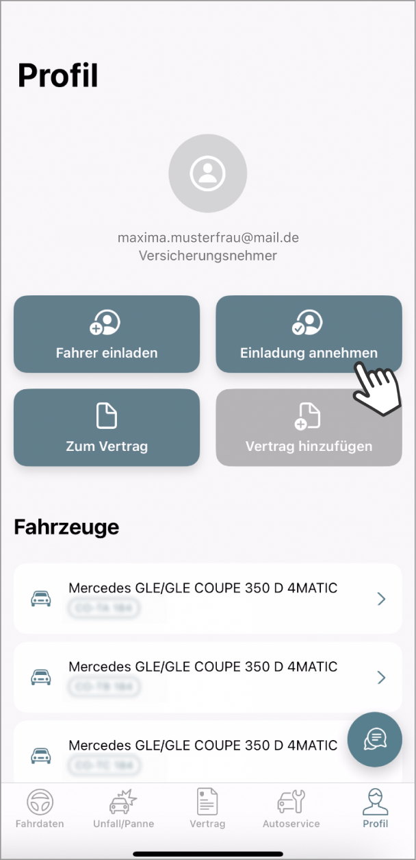 Das Bild zeigt die Profilseite in der App Mein Auto. Im oberen Bereich wird die E-Mail-Adresse des Nutzers angezeigt, mit dem Hinweis, dass es sich um den Versicherungsnehmer handelt. Darunter sind vier Schaltflächen sichtbar: Fahrer einladen, Einladung annehmen, Zum Vertrag und Vertrag hinzufügen. Ein Handsymbol zeigt auf die Schaltfläche Einladung annehmen.