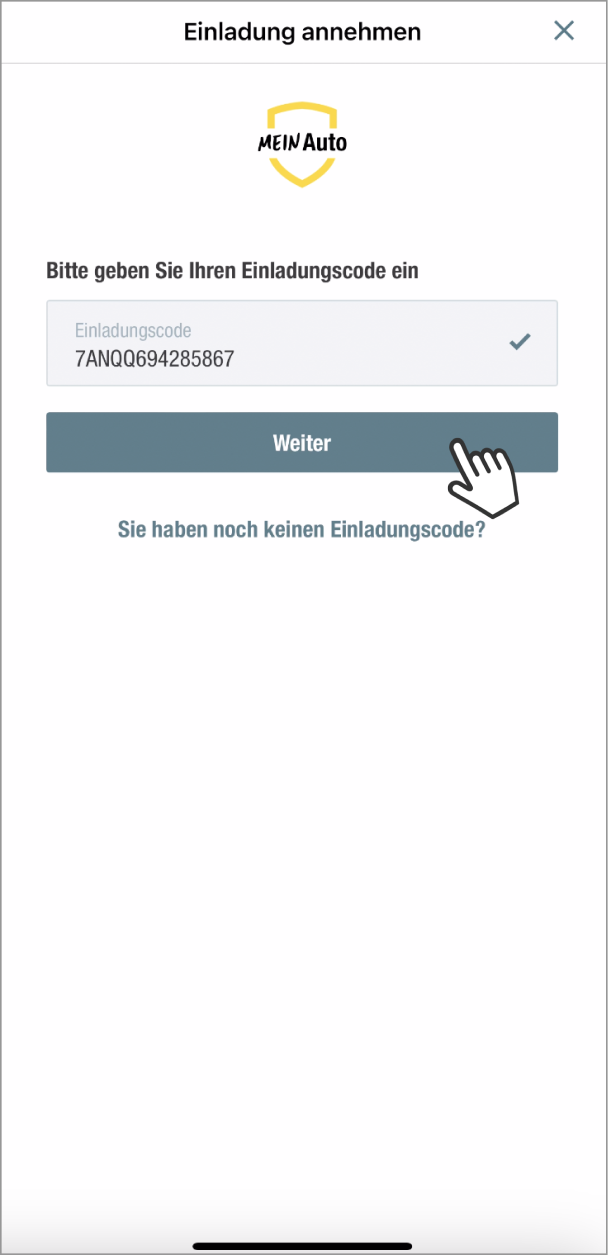 Das Bild zeigt einen Bildschirm zur Annahme einer Einladung in der Mein Auto App. Oben ist das Logo der App sichtbar. Ein Textfeld enthält den Einladungscode, daneben wird ein Häkchen angezeigt, das die Validität des Codes bestätigt. Darunter befindet sich die Schaltfläche Weiter, auf die ein Handsymbol zeigt, um den Vorgang fortzusetzen.