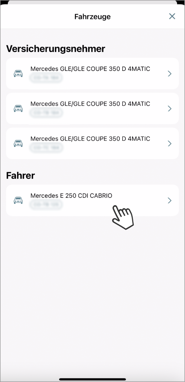 Das Bild zeigt eine Liste von Fahrzeugen innerhalb der App Mein Auto. Der Bereich Versicherungsnehmer enthält drei Fahrzeug-Einträge. Jeder Eintrag hat ein Symbol eines Autos und einen Pfeil, der darauf hinweist, dass weitere Optionen verfügbar sind. Im Bereich Fahrer ist ein Fahrzeug aufgeführt. Ein Handsymbol zeigt auf diesen Eintrag, sodass dieser ausgewählt und bearbeitet werden kann.
