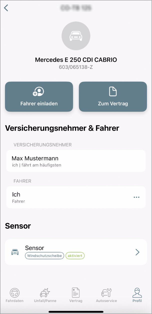 Das Bild zeigt die Oberfläche der App Mein Auto für ein Fahrzeug. Zwei zentrale Schaltflächen sind sichtbar: Fahrer einladen und Zum Vertrag. Unter Versicherungsnehmer & Fahrer ist Max Mustermann als Versicherungsnehmer und häufigster Fahrer aufgeführt. Der Fahrerbereich zeigt Ich als Fahrer. Ein Abschnitt für Sensoren zeigt, dass der Sensor für die Windschutzscheibe aktiviert ist. Am unteren Rand befinden sich Navigationssymbole für Fahrdaten, Unfall/Panne, Vertrag, Autoservice und Profil.