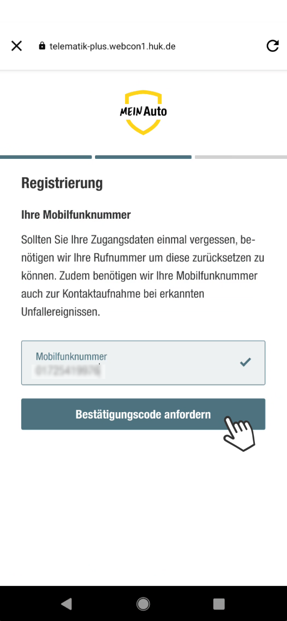 Das Bild zeigt die Registrierungsseite der App Mein Auto, auf der die Mobilfunknummer eingegeben werden soll. Die Nummer wird benötigt, um Zugangsdaten zurückzusetzen und zur Kontaktaufnahme bei erkannten Unfallereignissen. Es gibt ein Eingabefeld für die Mobilfunknummer und einen Button mit der Aufschrift Bestätigungscode anfordern.