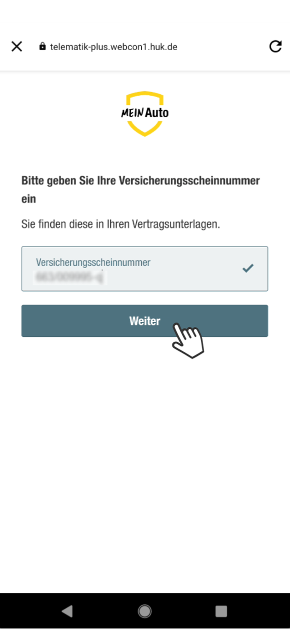 Das Bild zeigt die Eingabeseite der App Mein Auto, auf der die Nutzer aufgefordert werden, ihre Versicherungsscheinnummer einzugeben. Der Hinweis gibt an, dass diese Nummer in den Vertragsunterlagen zu finden ist. Es gibt ein Eingabefeld und einen Button mit der Aufschrift Weiter. Oben ist das Mein Auto-Logo sichtbar.
