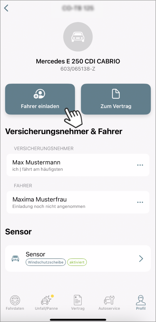 Das Bild zeigt eine App-Oberfläche für ein Fahrzeug in der App Mein Auto. Zwei Schaltflächen sind sichtbar: Fahrer einladen und Zum Vertrag. Eine Handsymbol deutet auf die Schaltfläche Fahrer einladen. Darunter sind die Schaltflächen Versicherungsnehmer & Fahrer sowie Sensor, der für die Windschutzscheibe als aktiviert angezeigt wird. Am unteren Rand befinden sich Navigationselemente für Fahrdaten, Unfall/Panne, Vertrag, Autoservice und Profil.
